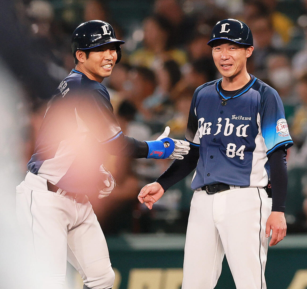 阪神対西武　5回表西武1死二塁、桑原将志（左）は適時打を放ち一塁で笑顔を見せる（撮影・上山淳一）＝2026年6月16日