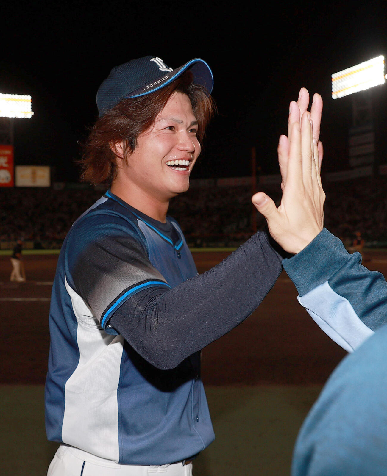 阪神対西武　交流戦優勝を決め、喜びを分かち合う西武甲斐野央（手前）（撮影・上山淳一）
