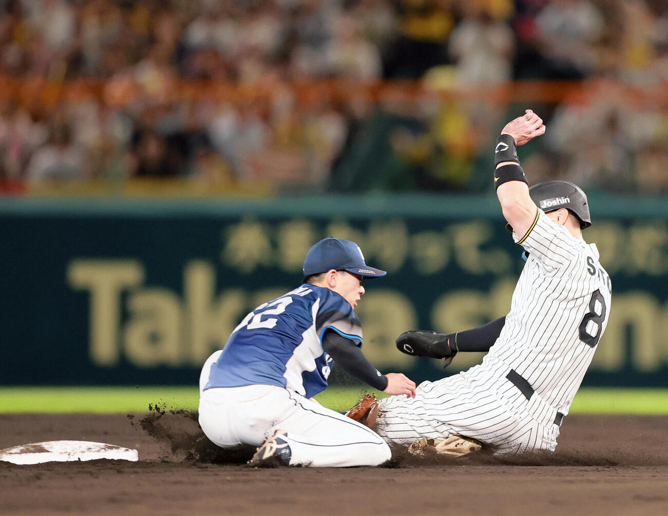 阪神対西武　7回裏阪神1死一塁、打者高寺望夢の時、一走佐藤輝明（右）は二盗を狙うがタッチアウトとなるが、リプレー検証で判定が覆る（撮影・上山淳一）＝2026年6月16日