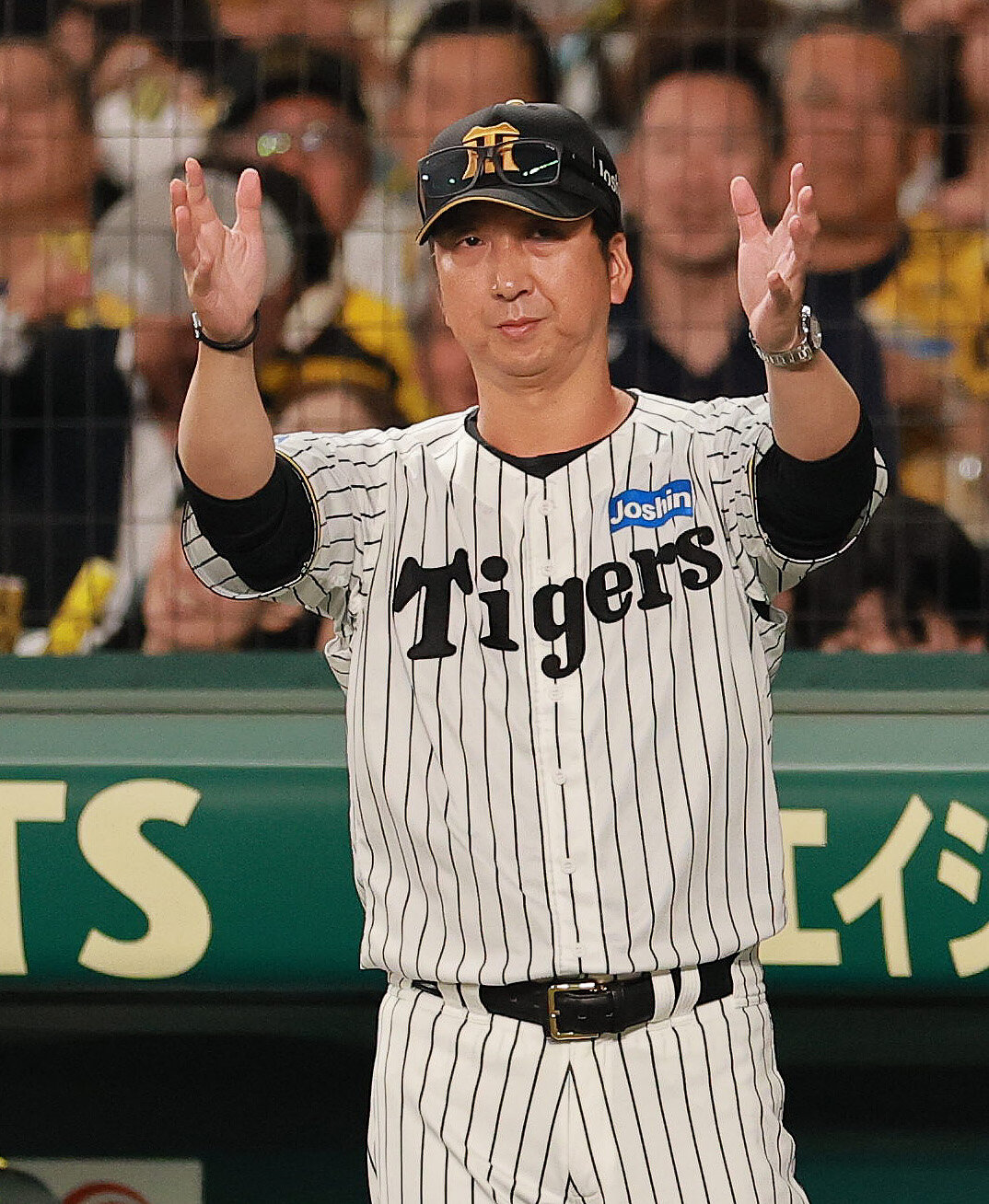 阪神対西武　7回裏阪神1死一塁、佐藤輝明の二盗アウト判定にリクエストする藤川球児監督（撮影・上山淳一）