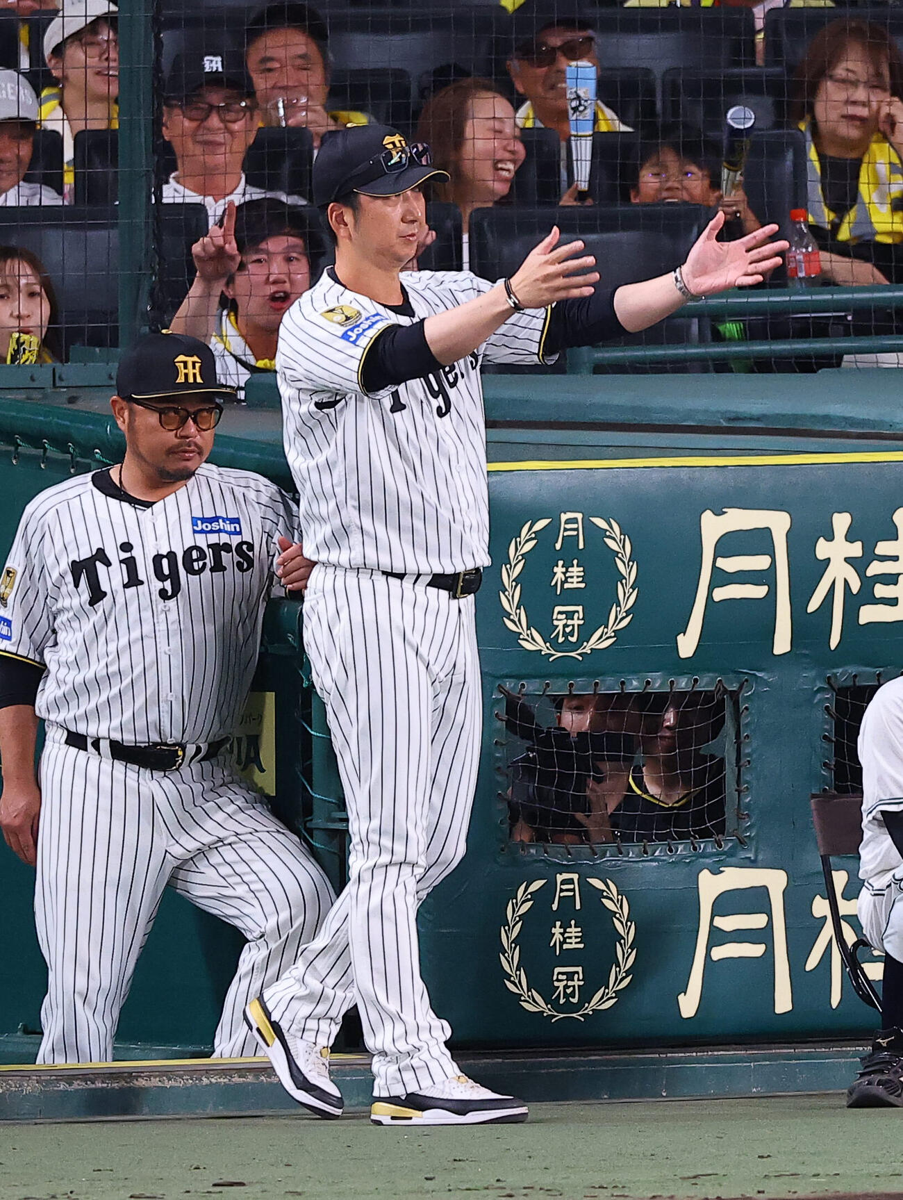 阪神対西武　7回裏阪神1死一塁、佐藤輝明の二盗アウトでリクエストを要求する藤川球児監督（撮影・上田博志).