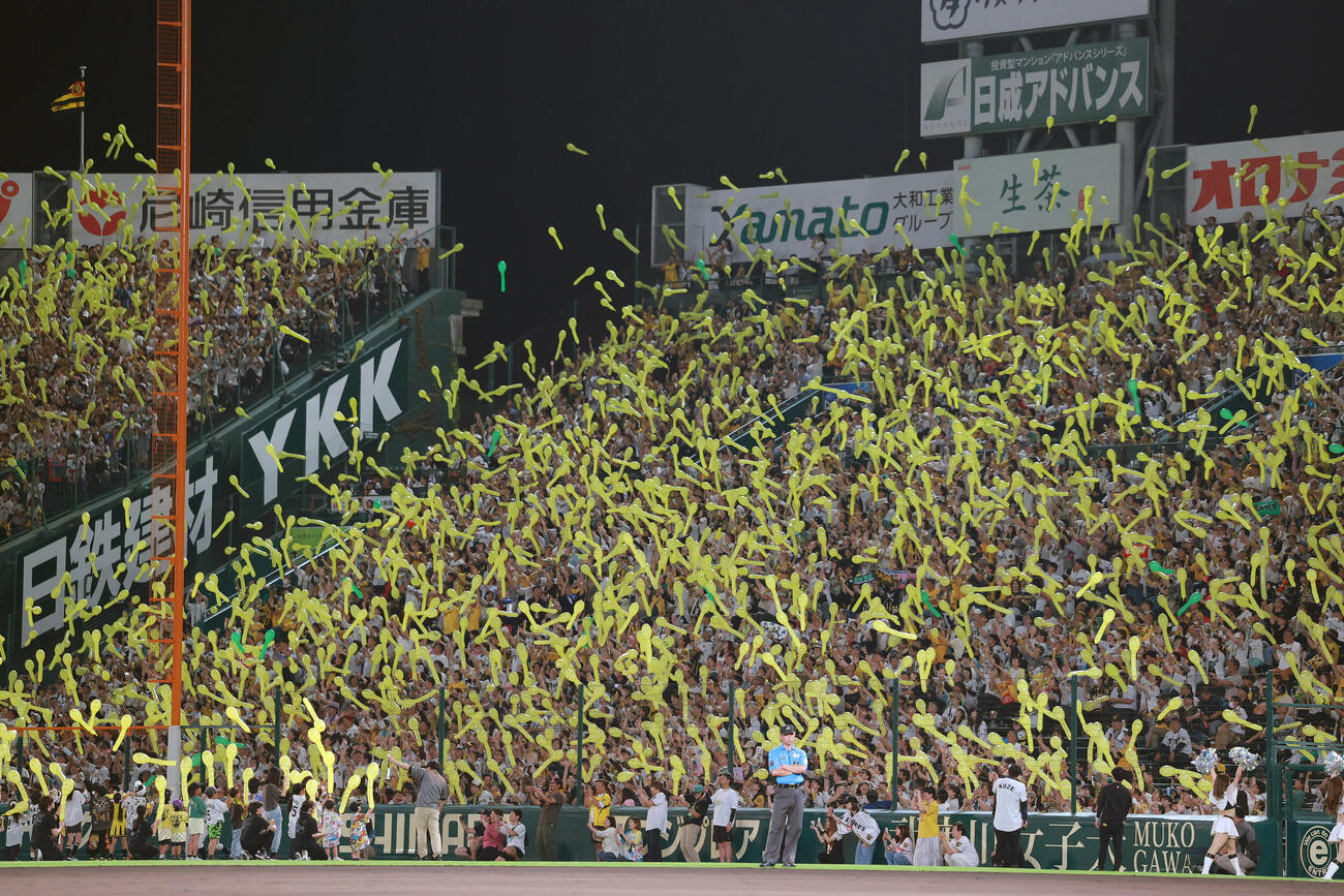 阪神対西武　ジェット風船を飛ばして盛り上がる阪神ファン（撮影・上山淳一）＝2026年6月16日