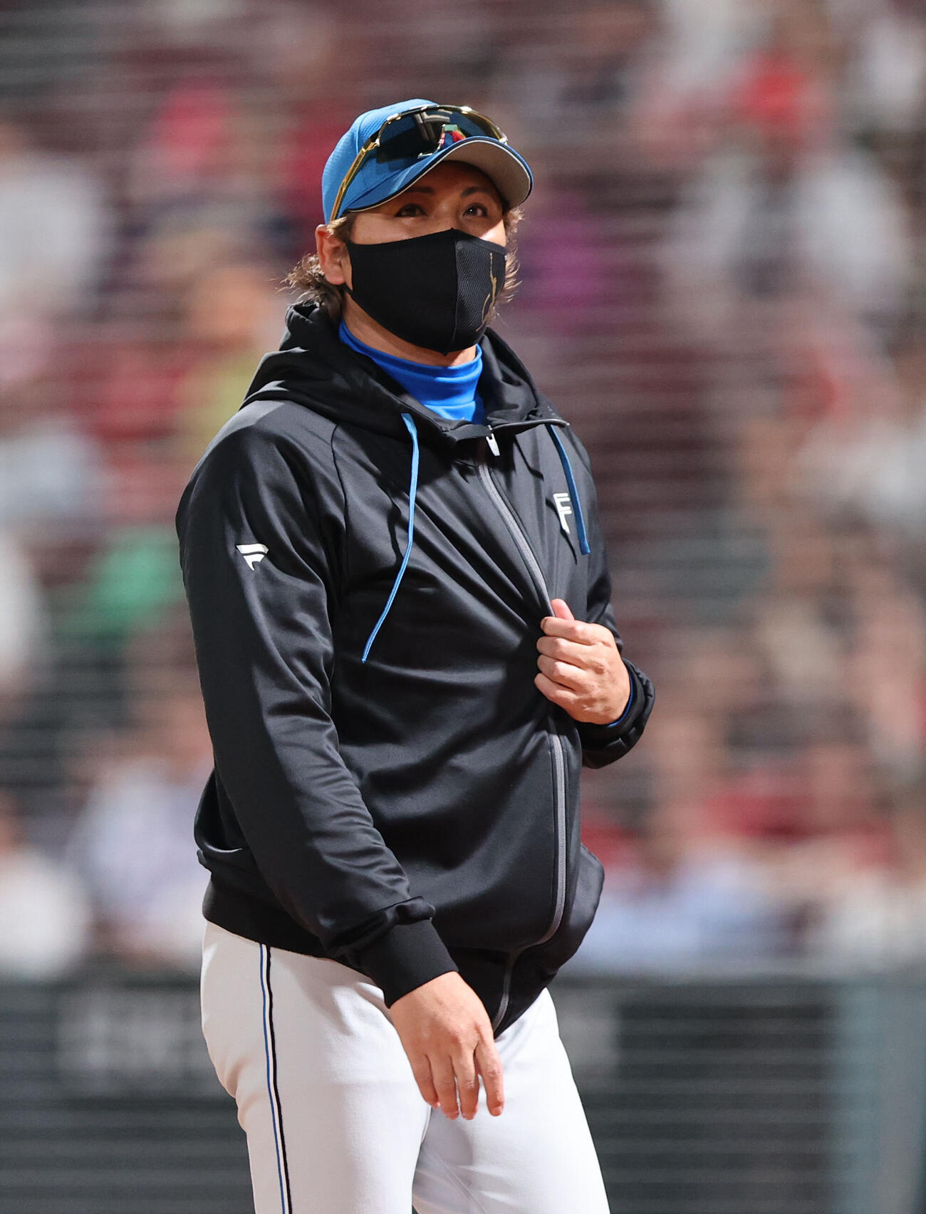 広島対日本ハム　6回途中、投手交代を審判に告げた日本ハム新庄剛志監督（撮影・梅根麻紀）