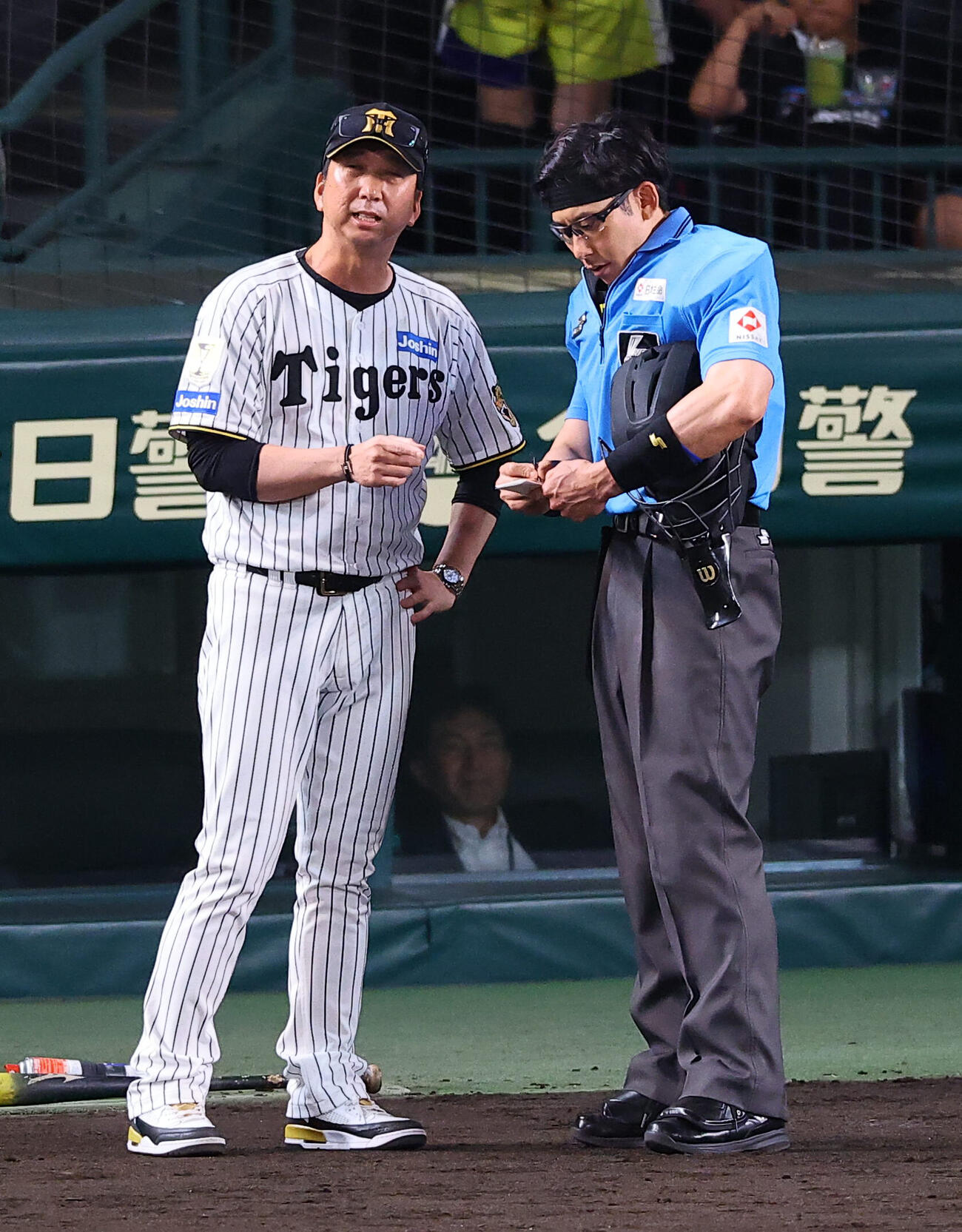 阪神対西武　選手交代を告げる藤川球児監督（撮影・上田博志).