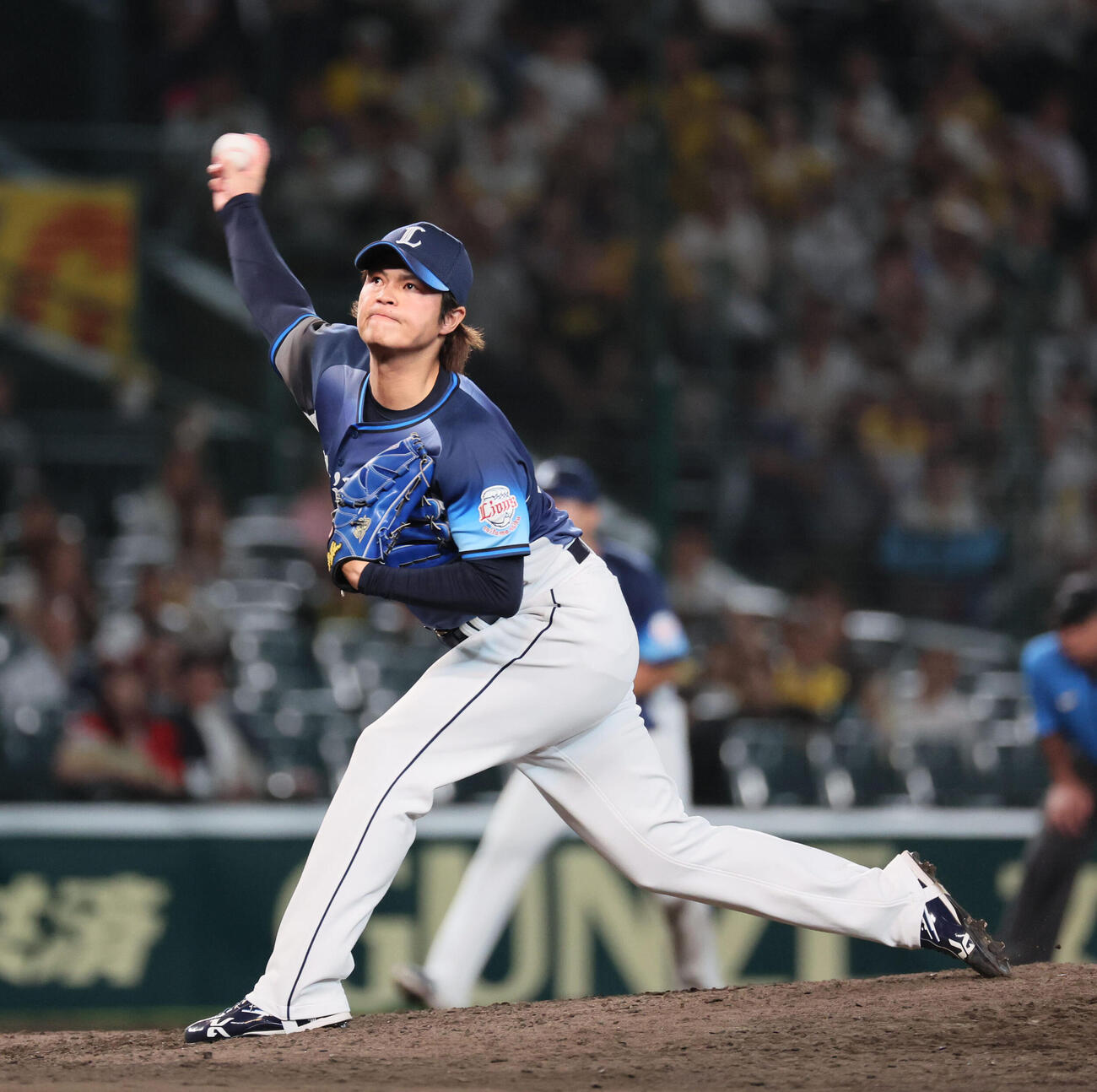 阪神対西武　最後を締めた西武甲斐野央（撮影・宮崎幸一）