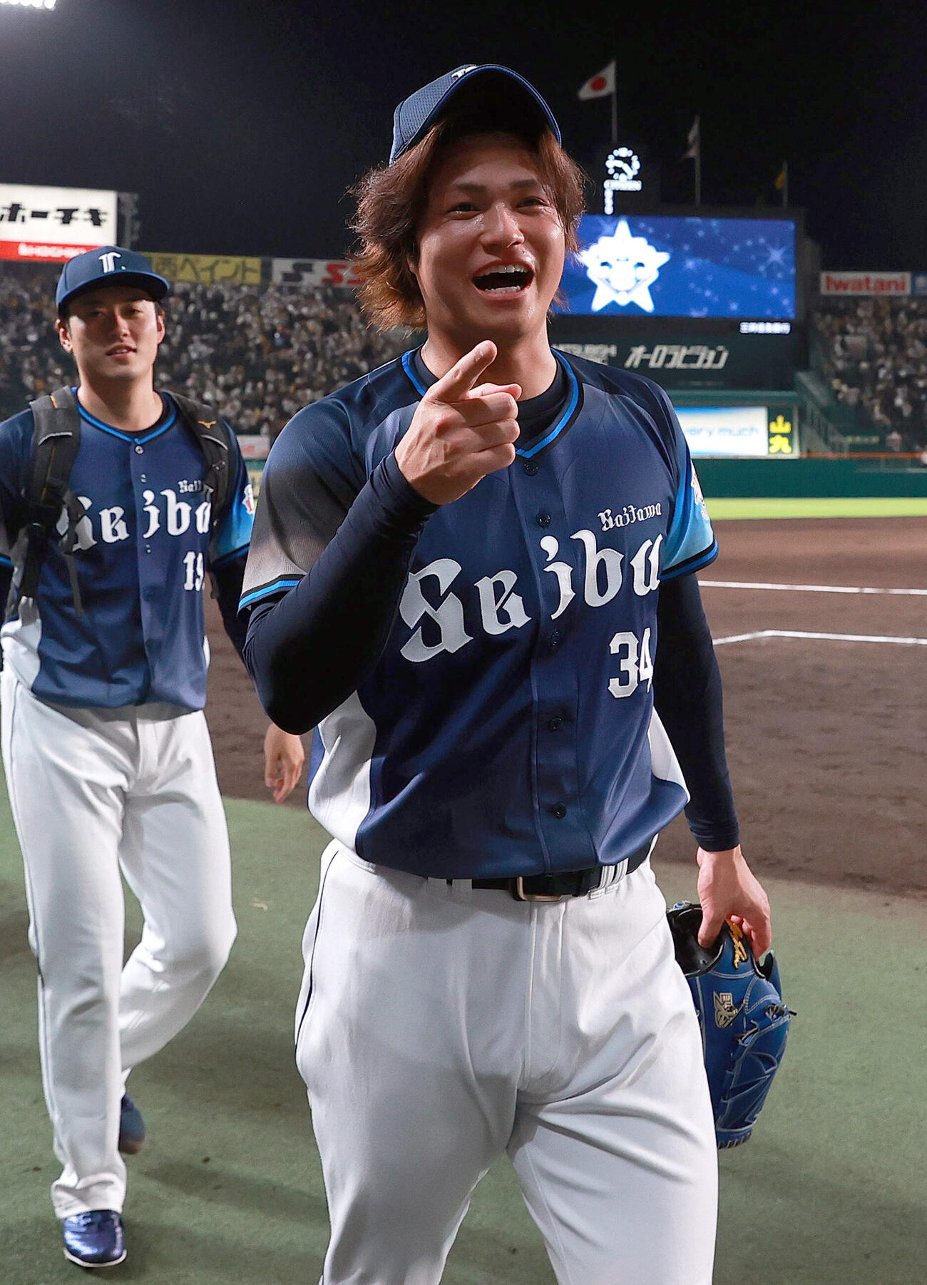 阪神対西武　交流戦で優勝し、仲間たちと喜びを分かち合う西武甲斐野央（手前）ら（撮影・上山淳一）
