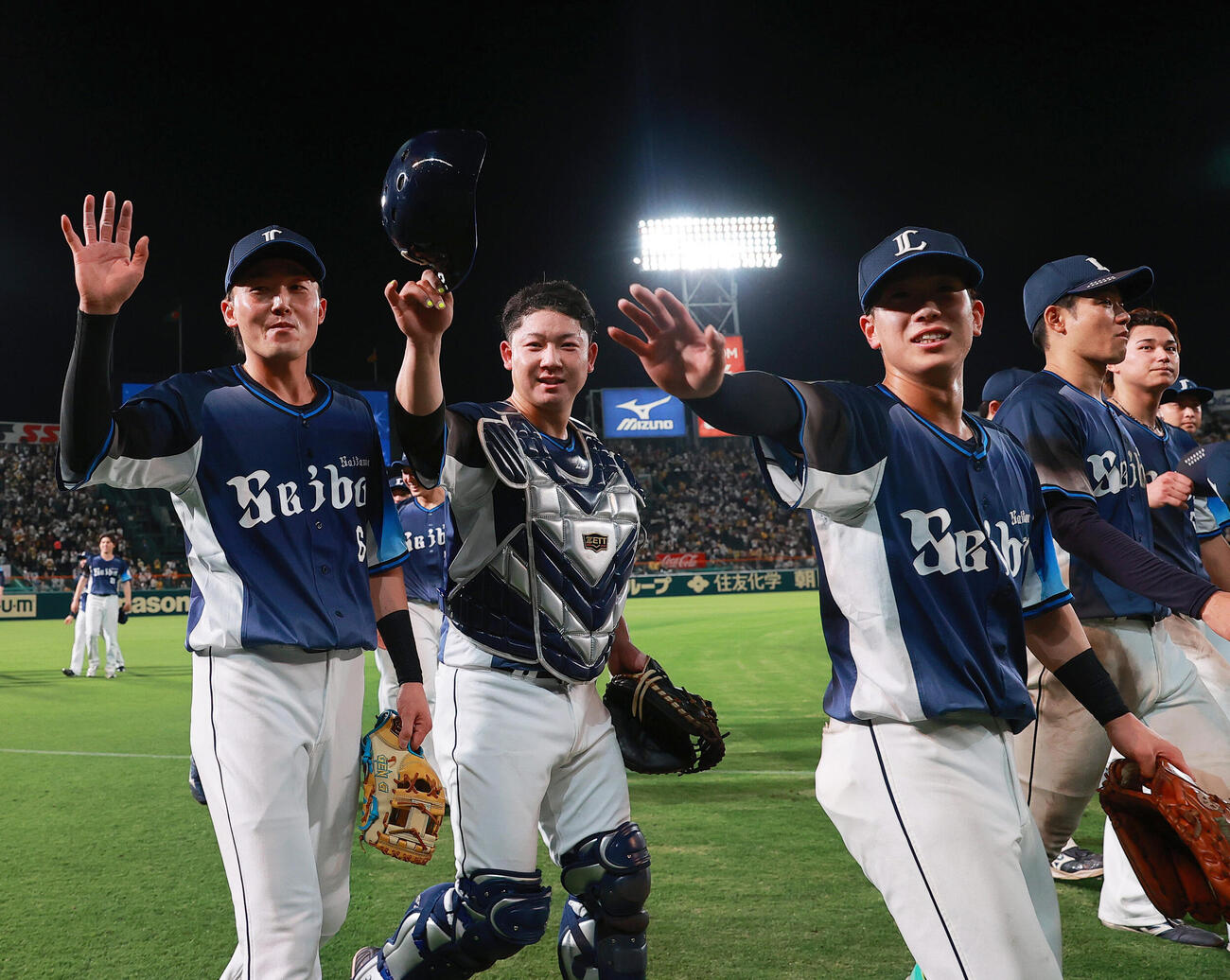 阪神対西武　交流戦で優勝し、ファンと喜びを分かち合う、左から西武源田壮亮古賀悠斗ら（撮影・上山淳一）