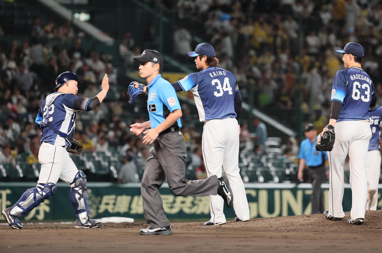 阪神対西武　最後を締めて握手を交わす西武甲斐野央（中央）ら（撮影・宮崎幸一）