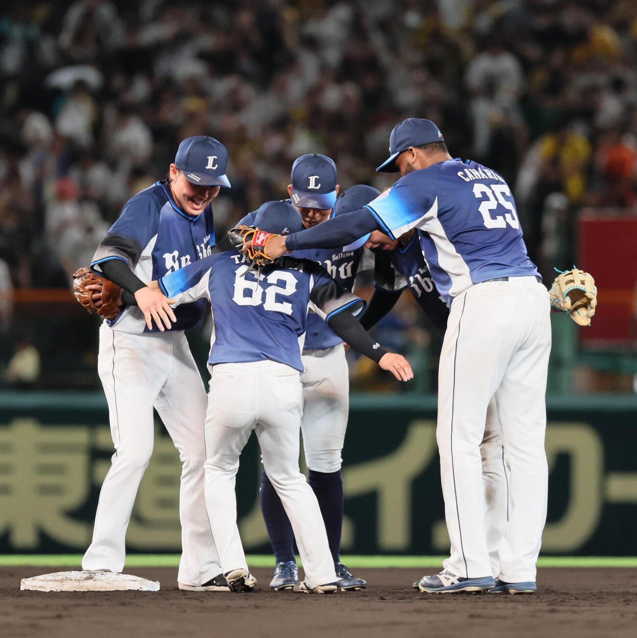 阪神対西武　勝利を祝う西武ナイン（撮影・宮崎幸一）