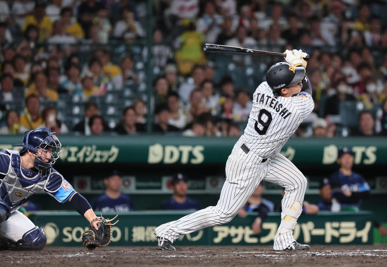 阪神対西武　9回裏阪神2死一塁、阪神立石正広は空振り三振に倒れゲームセット（撮影・宮崎幸一）