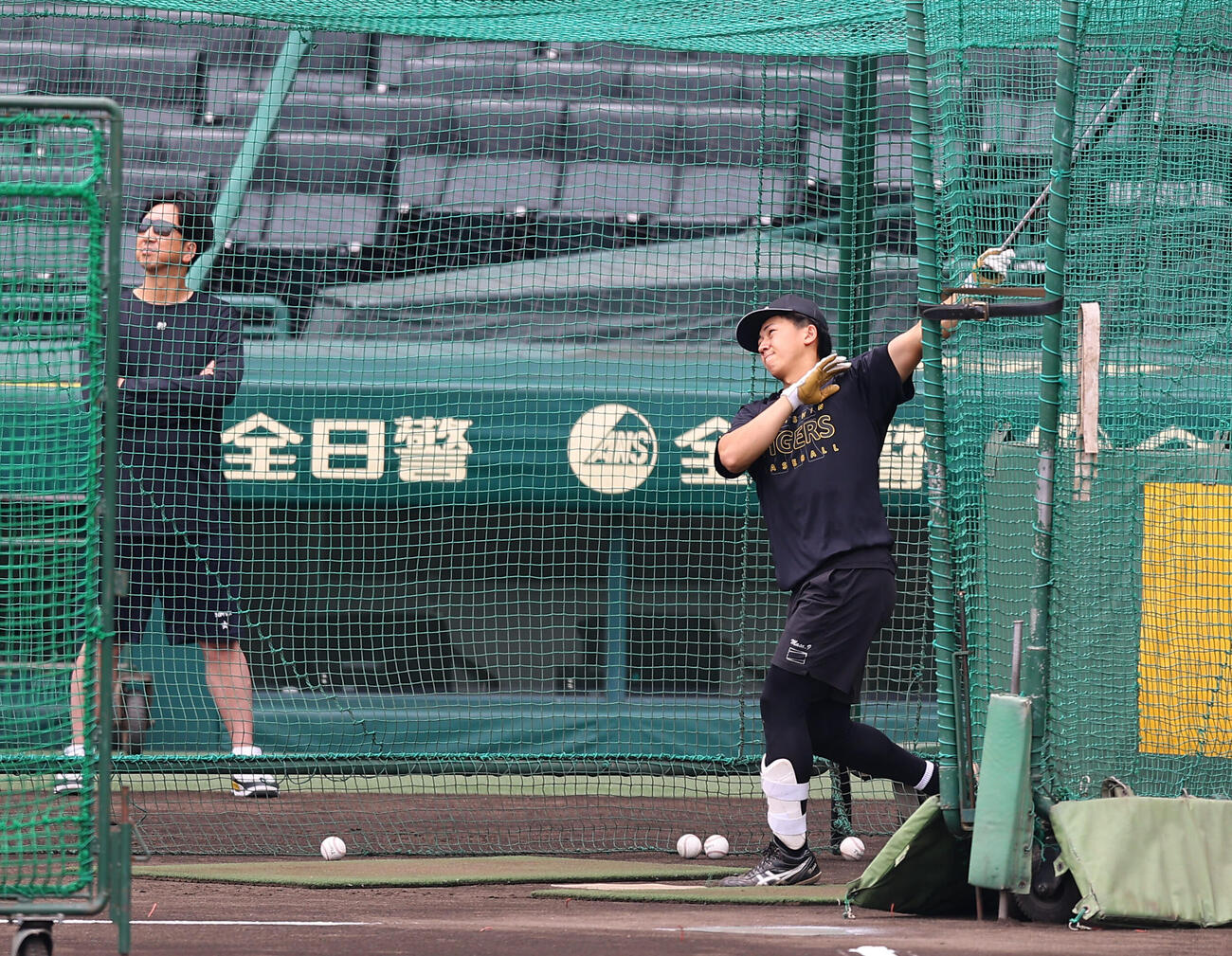 阪神対西武　藤川球児監督（左）が見守る中、早出特打で汗を流す立石正広（撮影・上田博志）