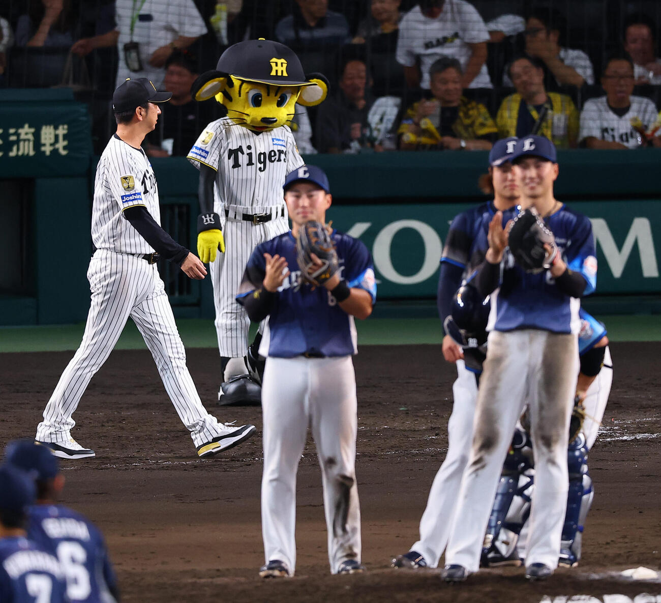 阪神対西武　西武に敗れた藤川球児監督（左）はあいさつの整列に向かう（撮影・上田博志)