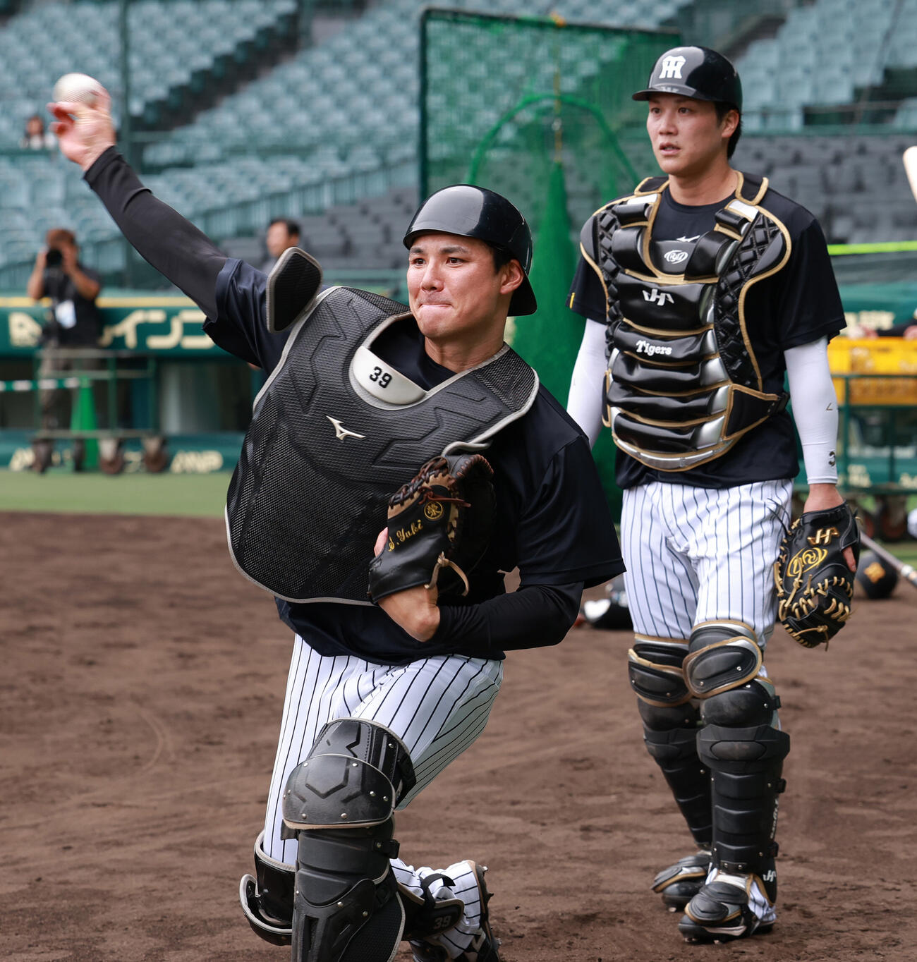 阪神対西武　試合前の練習に励む阪神栄枝裕貴（手前）と伏見寅威（撮影・上山淳一）