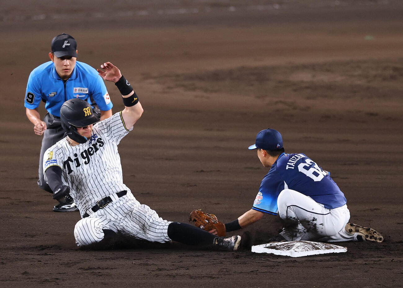 阪神対西武　7回裏阪神1死一塁、佐藤輝明は二盗に成功する。判定アウトもリクエストで覆る（撮影・上田博志).