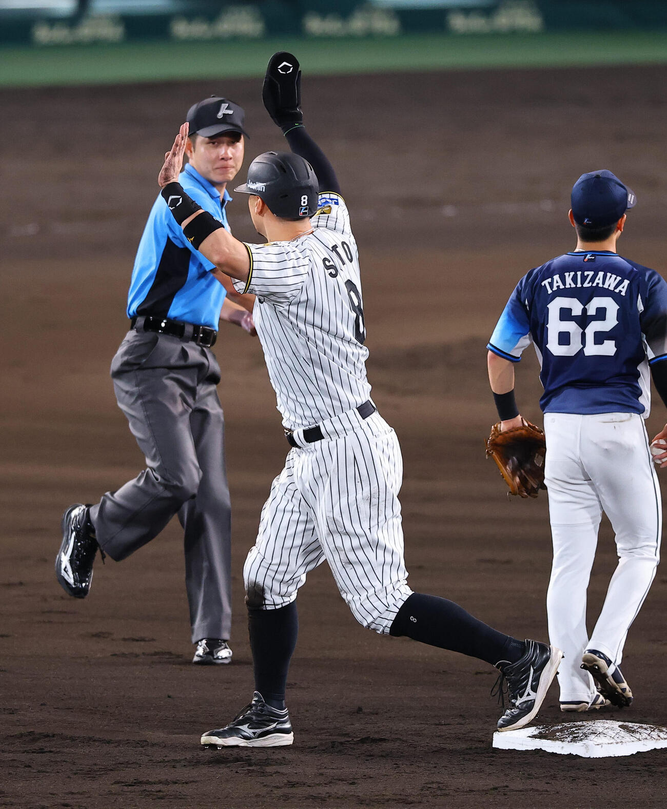 阪神対西武　7回裏阪神1死一塁、二盗アウトの判定にリクエストを求める佐藤輝明（撮影・上田博志).