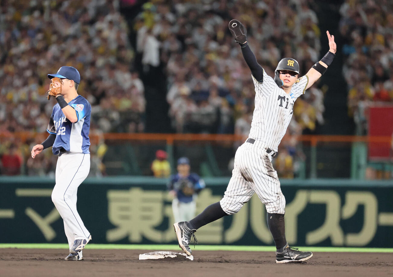 阪神対西武　7回裏阪神1死一塁、佐藤輝明は二盗を決める（撮影・宮崎幸一）
