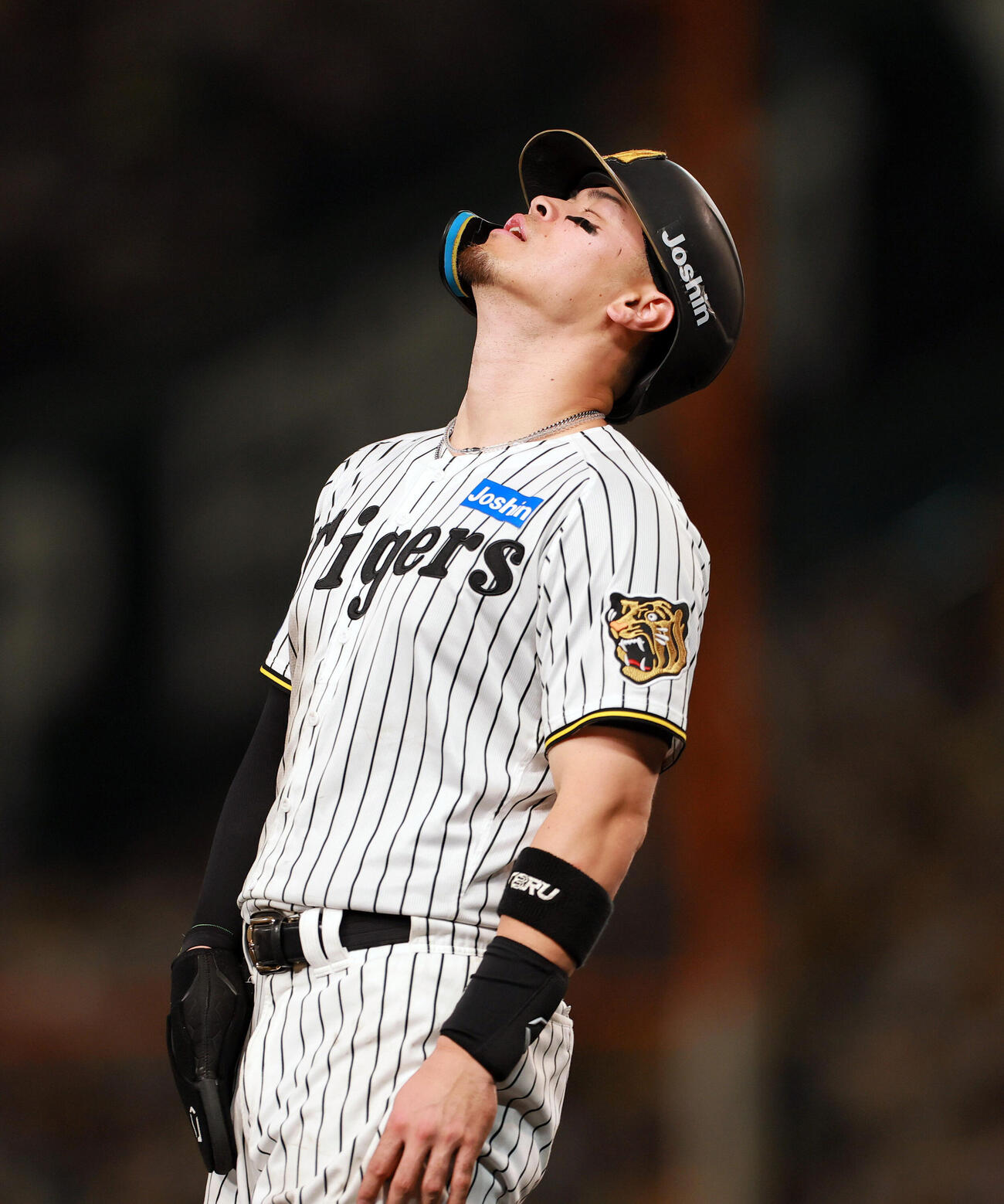 阪神対西武　7回裏阪神1死二塁、高寺望夢の右前打で同点となる本塁をつけず、三塁塁上で悔しがる二走佐藤輝明（撮影・上山淳一）