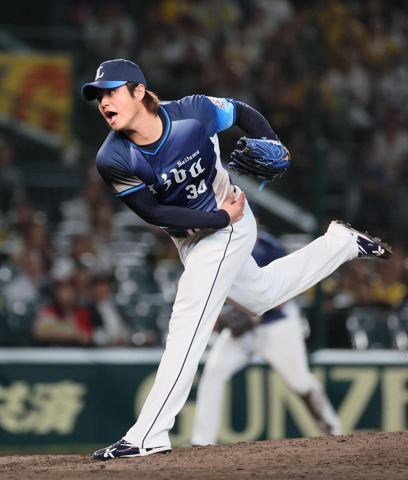 阪神対西武　最後を締めた西武甲斐野央（撮影・宮崎幸一）