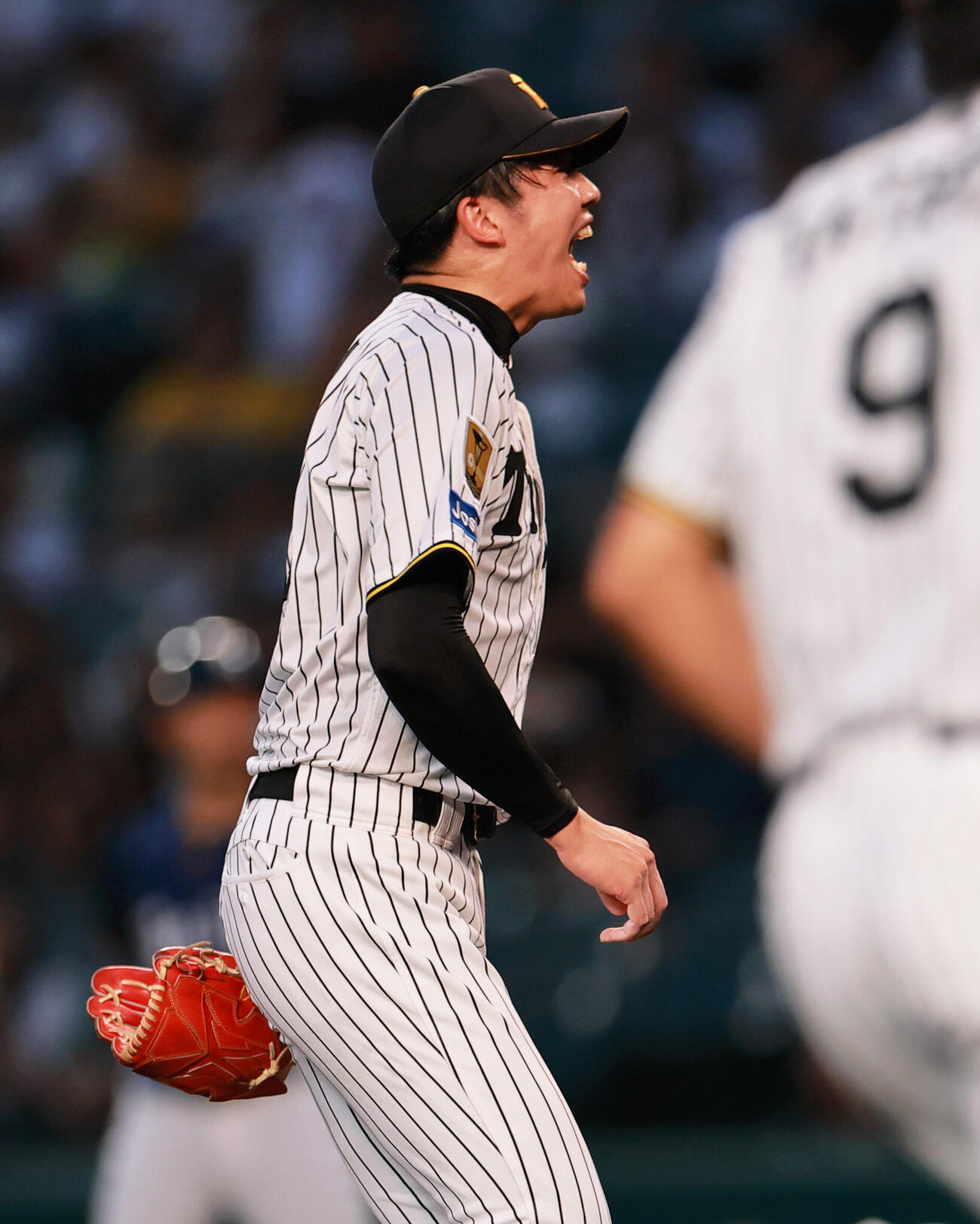 阪神対西武　4回表西武無死一塁、小島大河の捕邪飛に声を上げる才木浩人（撮影・上山淳一）