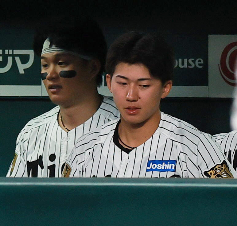 阪神対西武　7回裏阪神1死一、三塁、三振に倒れベンチで悔しそうな表情を見せる立石正広。奥は森下翔太（撮影・上山淳一）