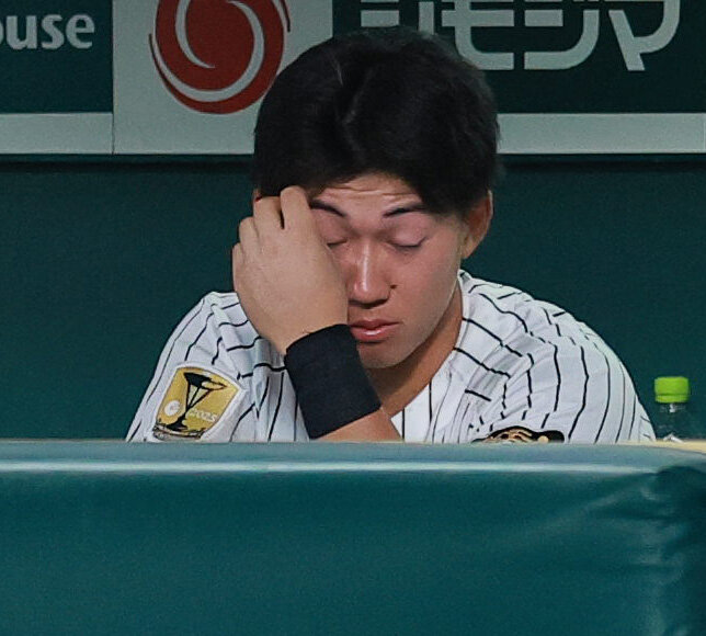 阪神対西武　7回裏阪神1死一、三塁、三振に倒れベンチで悔しそうな表情を見せる立石正広（撮影・上山淳一）