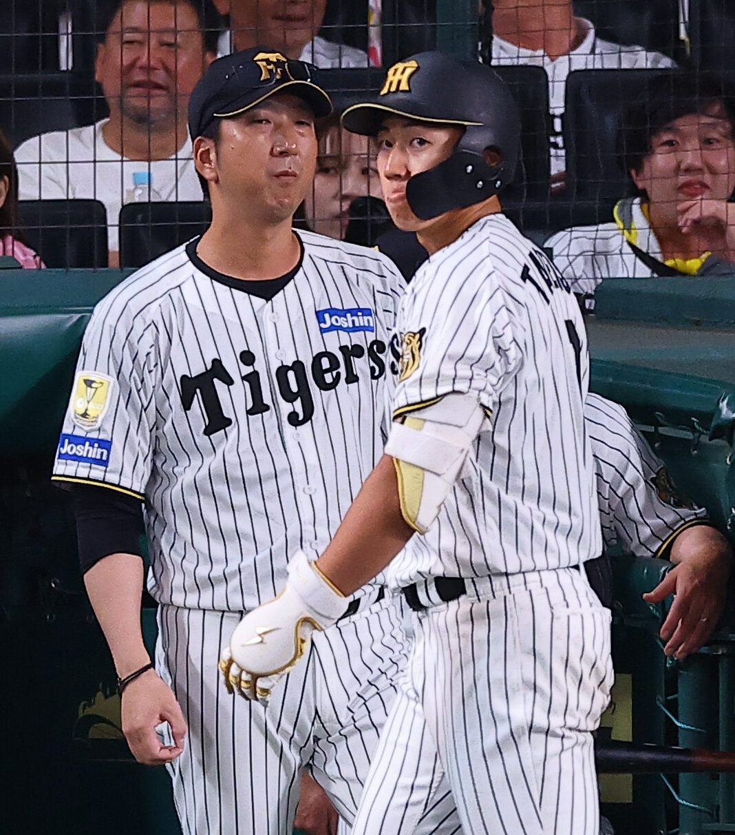 阪神対西武　7回裏阪神1死一、三塁、三振に倒れベンチに引き揚げる立石正広。左は藤川球児監督（撮影・上田博志).