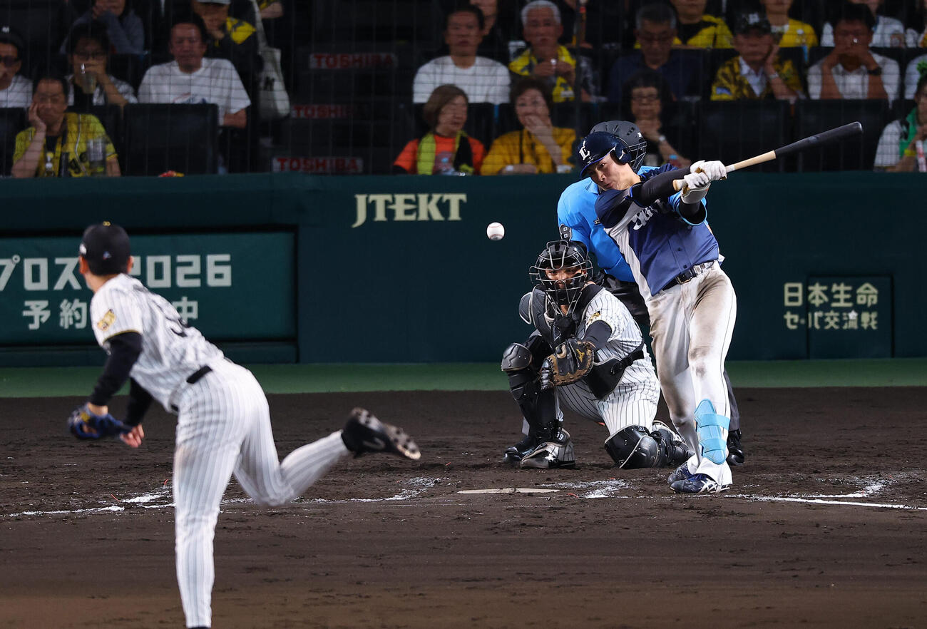 阪神対西武　8回表西武1死、長谷川信哉は内野安打を放つ（撮影・上田博志)