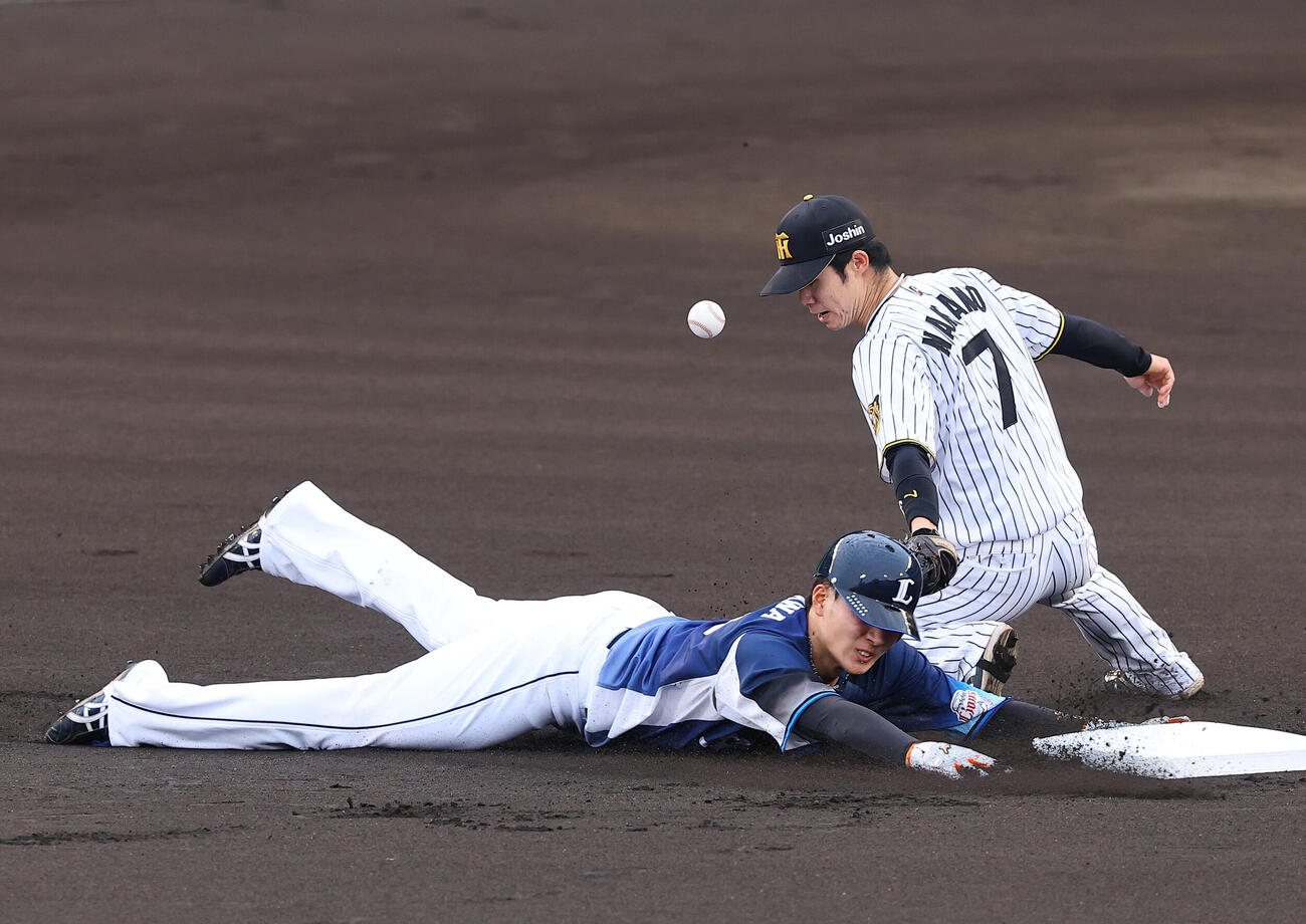 阪神対西武　1回表西武2死一塁、長谷川信哉は二盗を決める（撮影・上田博志).♯2026年6月16日、甲子園球場、阪神対西武交流戦第3戦
