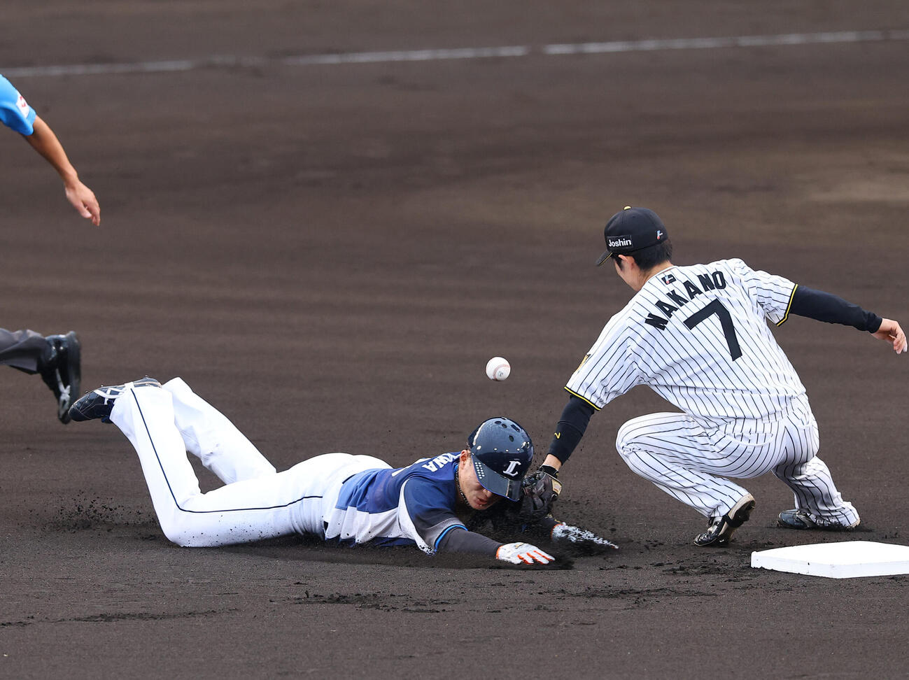 阪神対西武　1回表西武2死一塁、長谷川信哉は二盗を決める（撮影・上田博志)　♯2026年6月16日、甲子園球場、阪神対西武交流戦第3戦