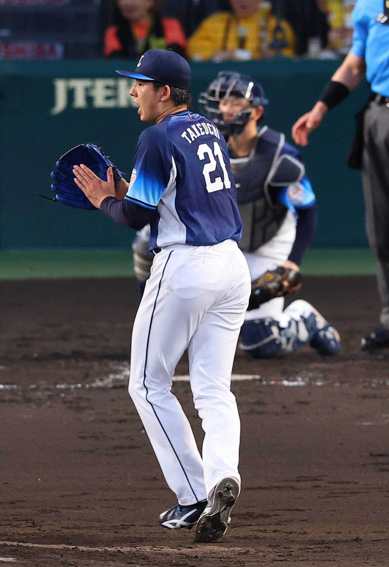 阪神対西武　3回裏阪神2死二塁、武内夏暉は長谷川信哉の好捕にグラブをたたく（撮影・上田博志).♯2026年6月16日、甲子園球場、阪神対西武交流戦第3戦