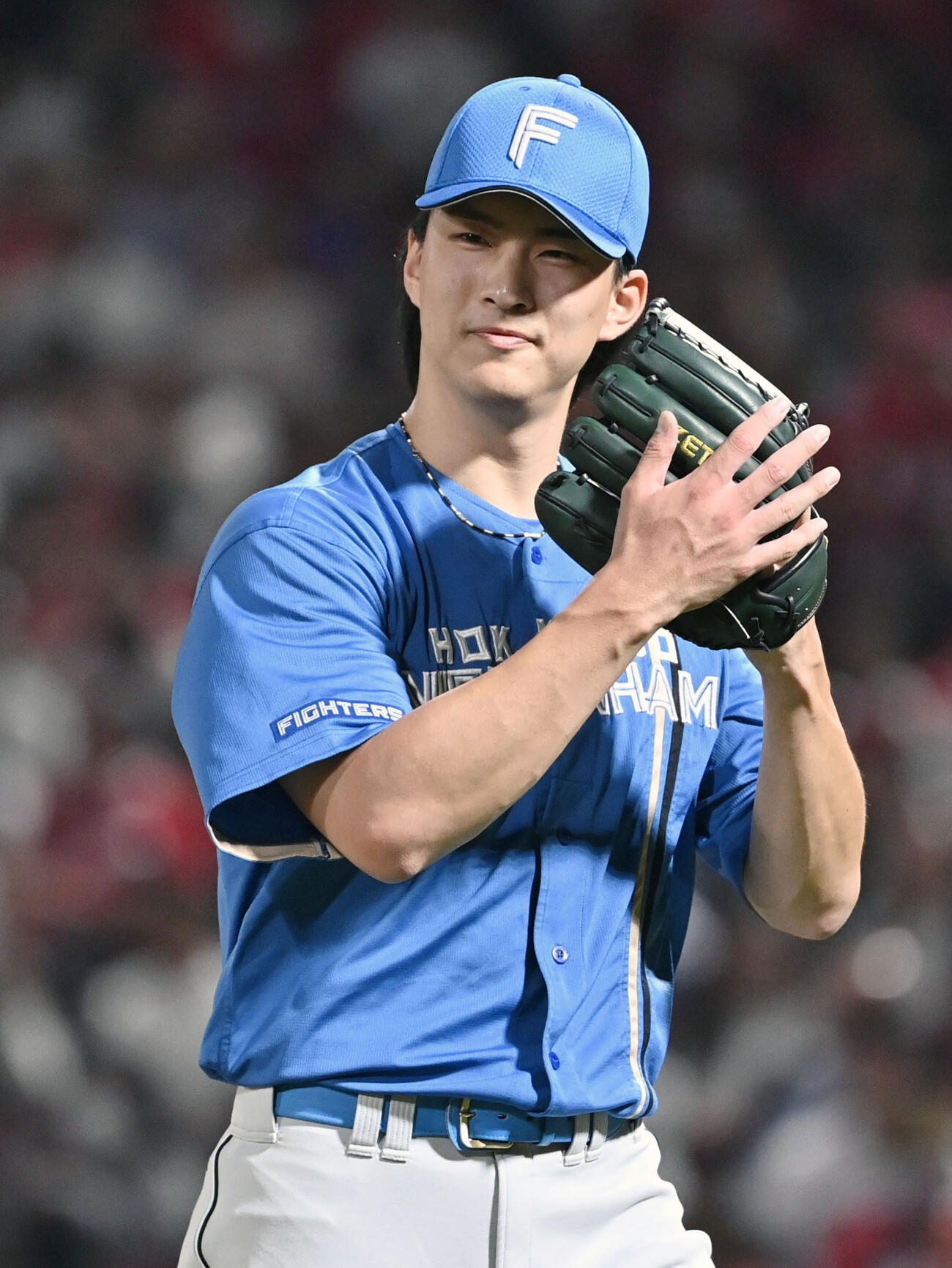 7回を三者凡退に抑え、グラブをたたく日本ハム・達（共同）