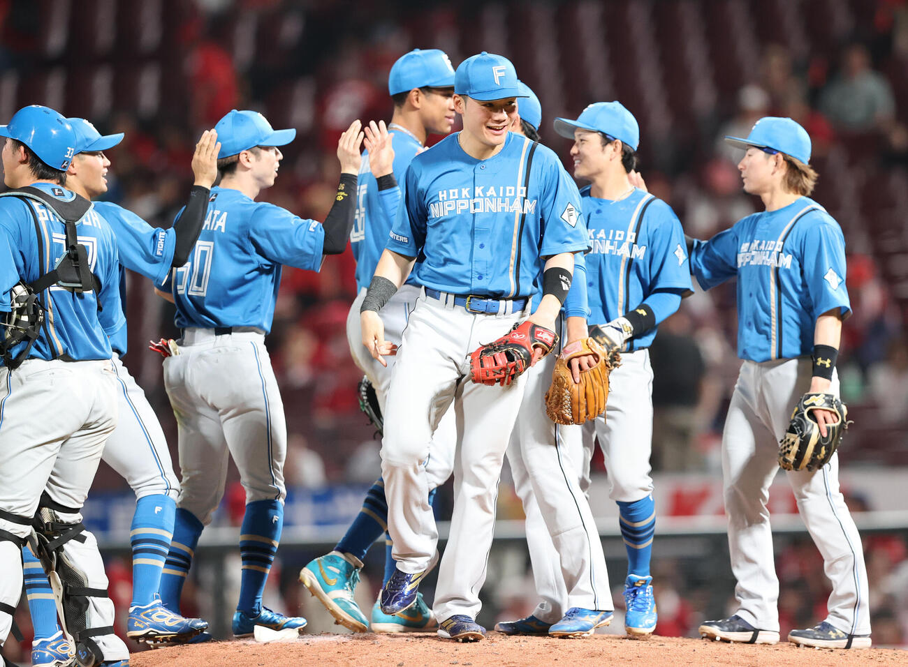広島対日本ハム　広島に勝利しハイタッチをかわす日本ハムナイン（撮影・梅根麻紀）