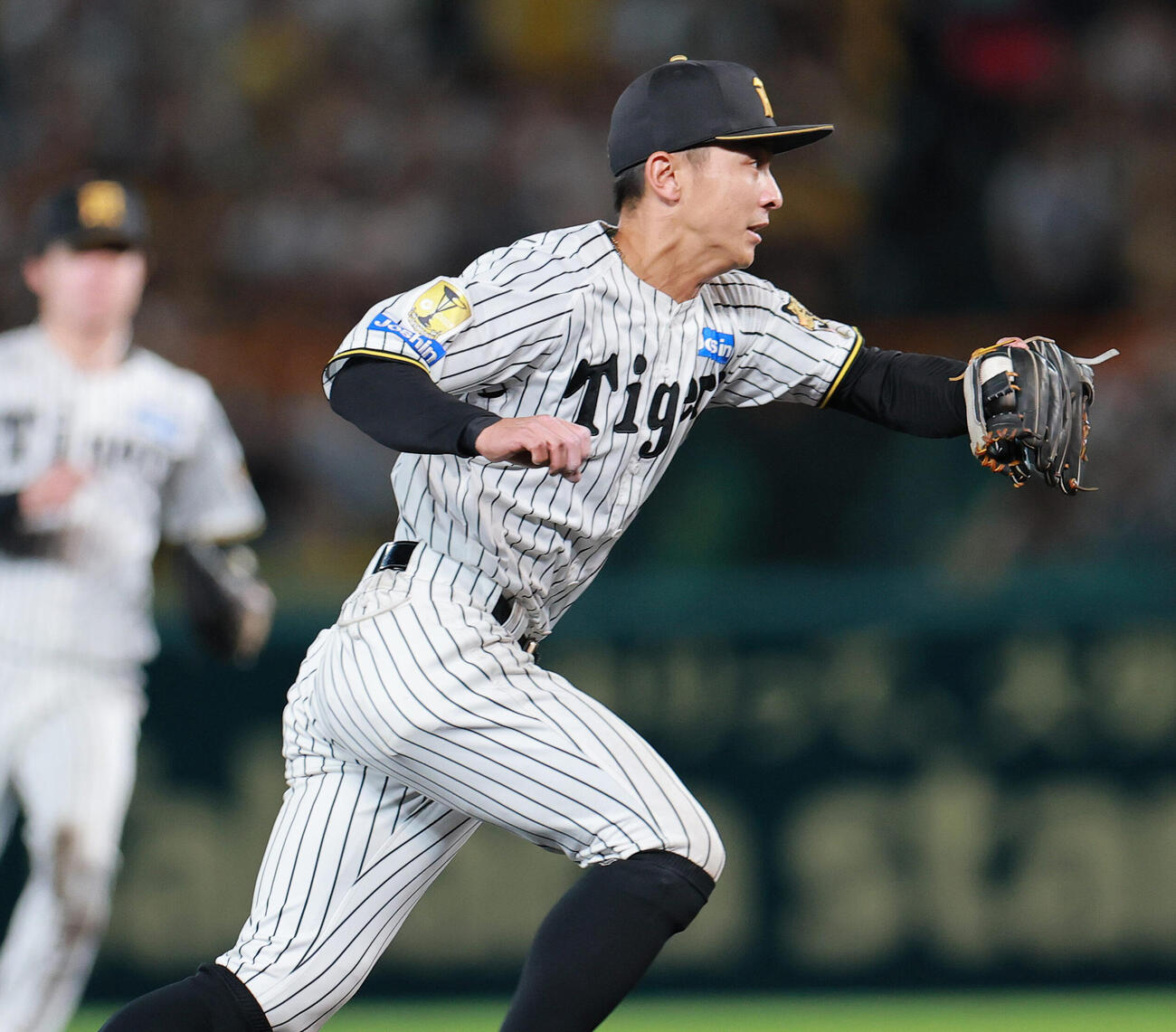 阪神対西武　8回表西武1死一、二塁、小島大河を遊ゴロに仕留める熊谷敬宥（撮影・上山淳一）＝2026年6月16日