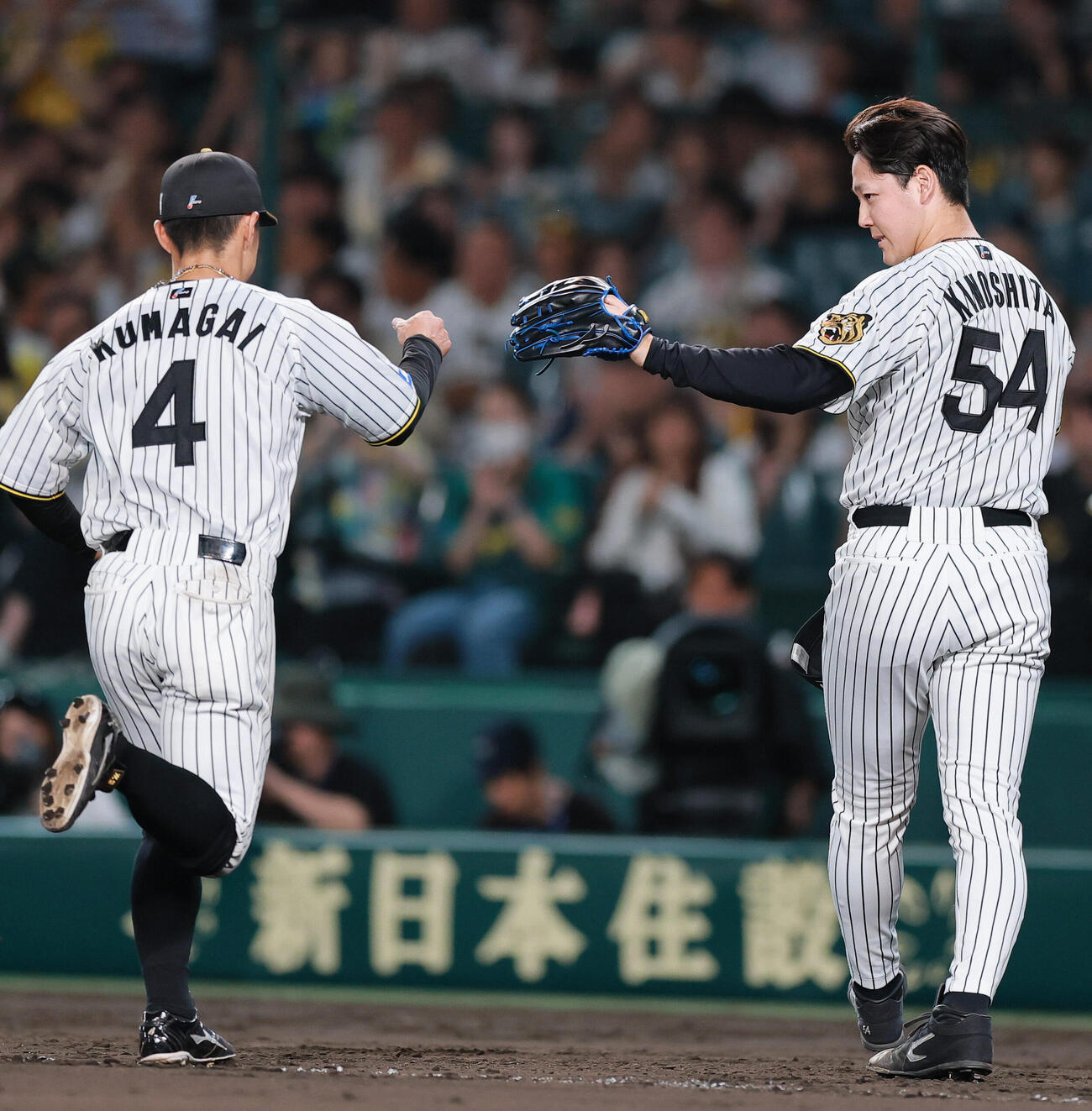 阪神対西武　8回表西武2死二、三塁、アレクサンダー・カナリオの遊ゴロで好守備を見せた熊谷敬宥（左）を出迎える木下里都（撮影・上山淳一）