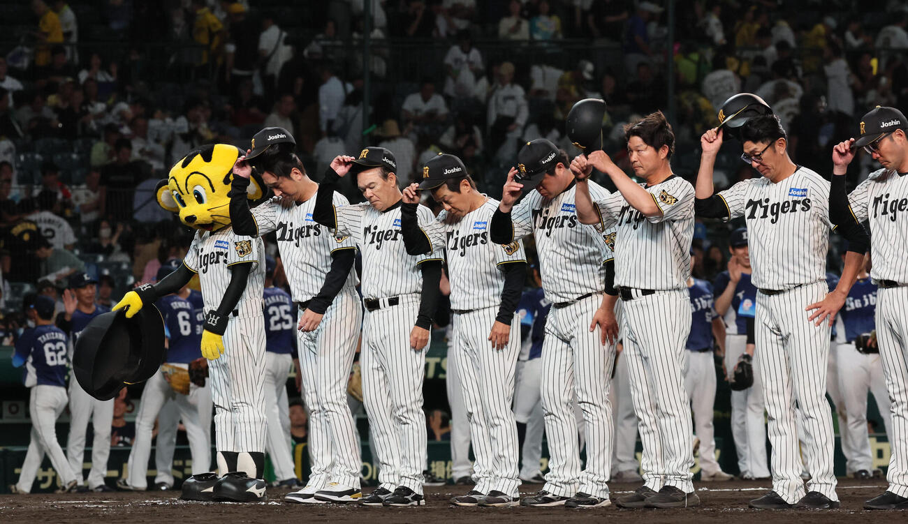阪神対西武　敗れてあいさつする阪神藤川球児監督（左）ら（撮影・宮崎幸一）