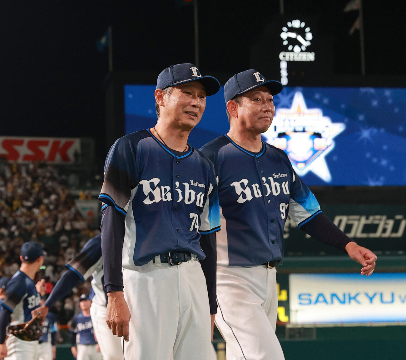 阪神対西武　交流戦優勝を決め、笑顔を見せる西武西口文也監督（左）と鳥越裕介ヘッドコーチ（撮影・上山淳一）