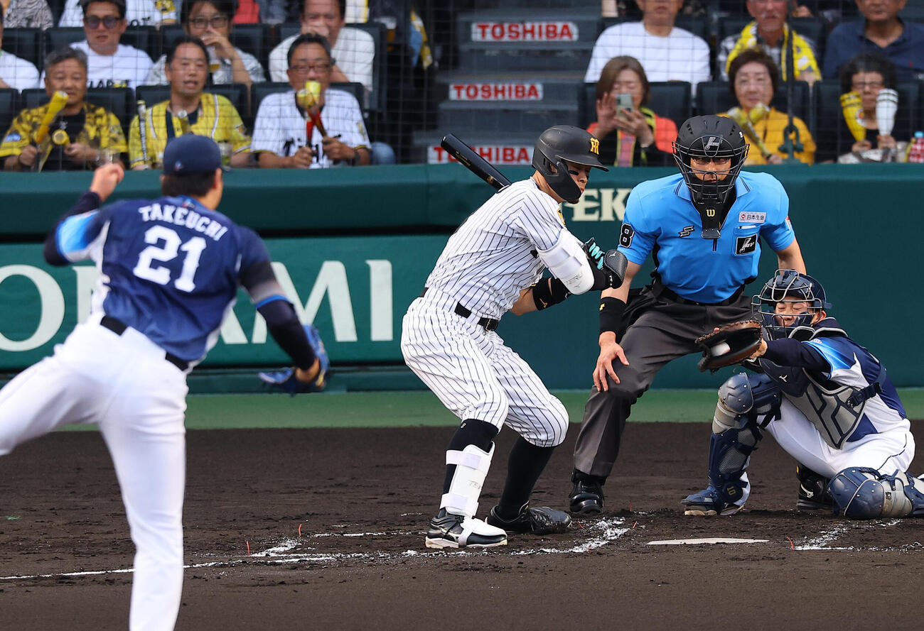 阪神対西武　1回裏阪神2死二塁、佐藤輝明は三振に倒れる（撮影・上田博志）
