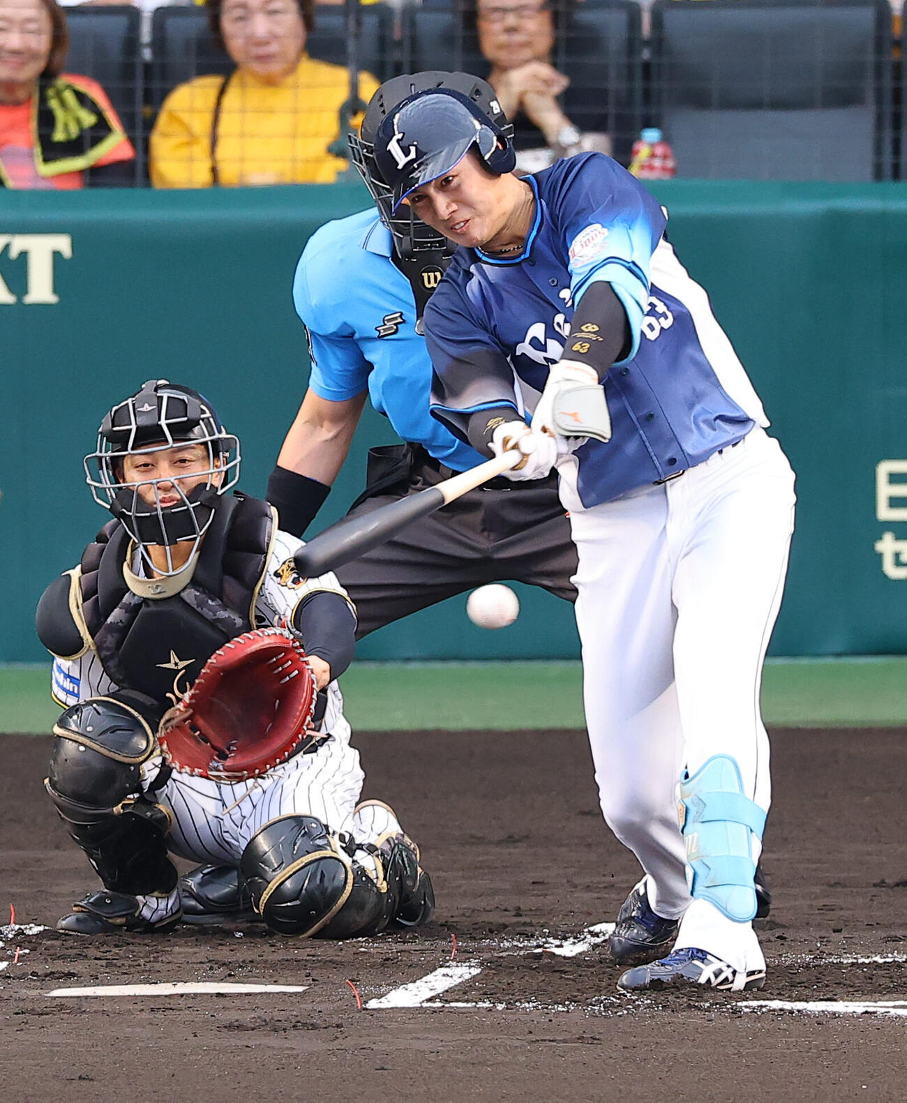 阪神対西武　1回表西武2死、長谷川信哉は安打を放つ（撮影・上田博志)
