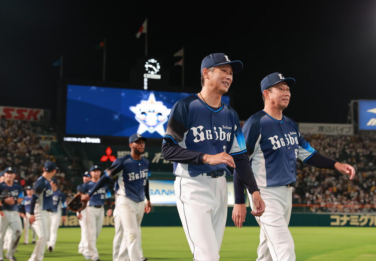 26年6月16日　阪神対西武　交流戦優勝を決め、笑顔を見せる西武西口文也監督（左）と鳥越裕介ヘッドコーチ（撮影・上山淳一）