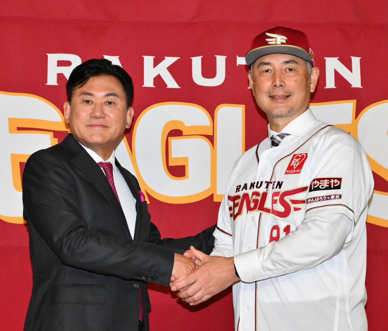 ユニホーム姿で記念撮影する楽天吉井理人新監督（右）と楽天三木谷浩史オーナー（撮影・滝沢徹郎）