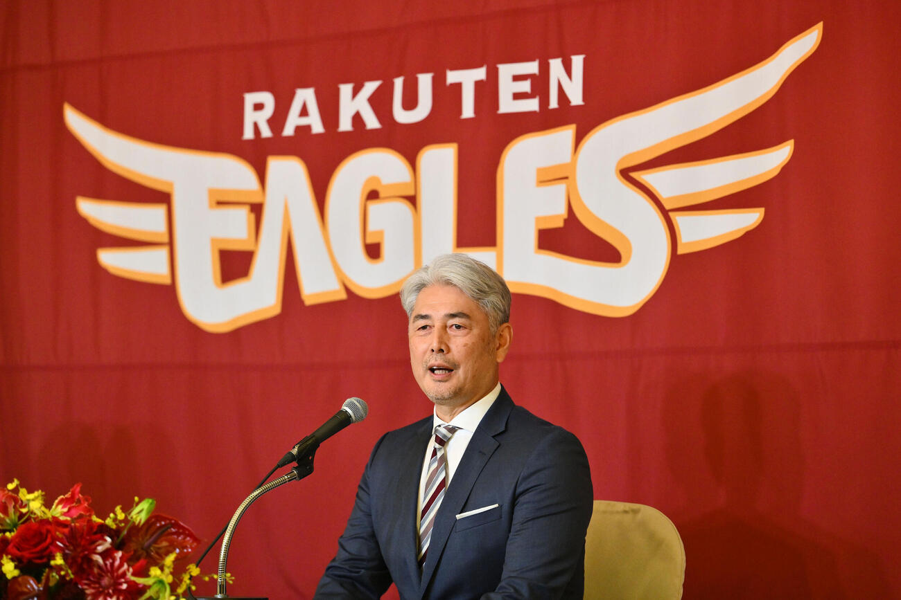 会見する楽天吉井理人新監督（撮影・滝沢徹郎）