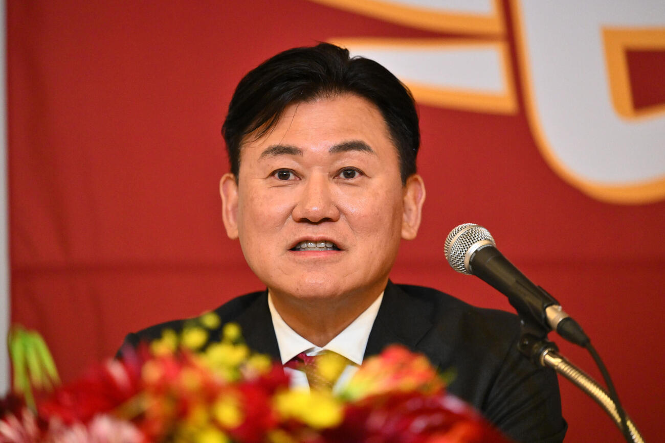 会見する楽天三木谷浩史オーナー（撮影・滝沢徹郎）