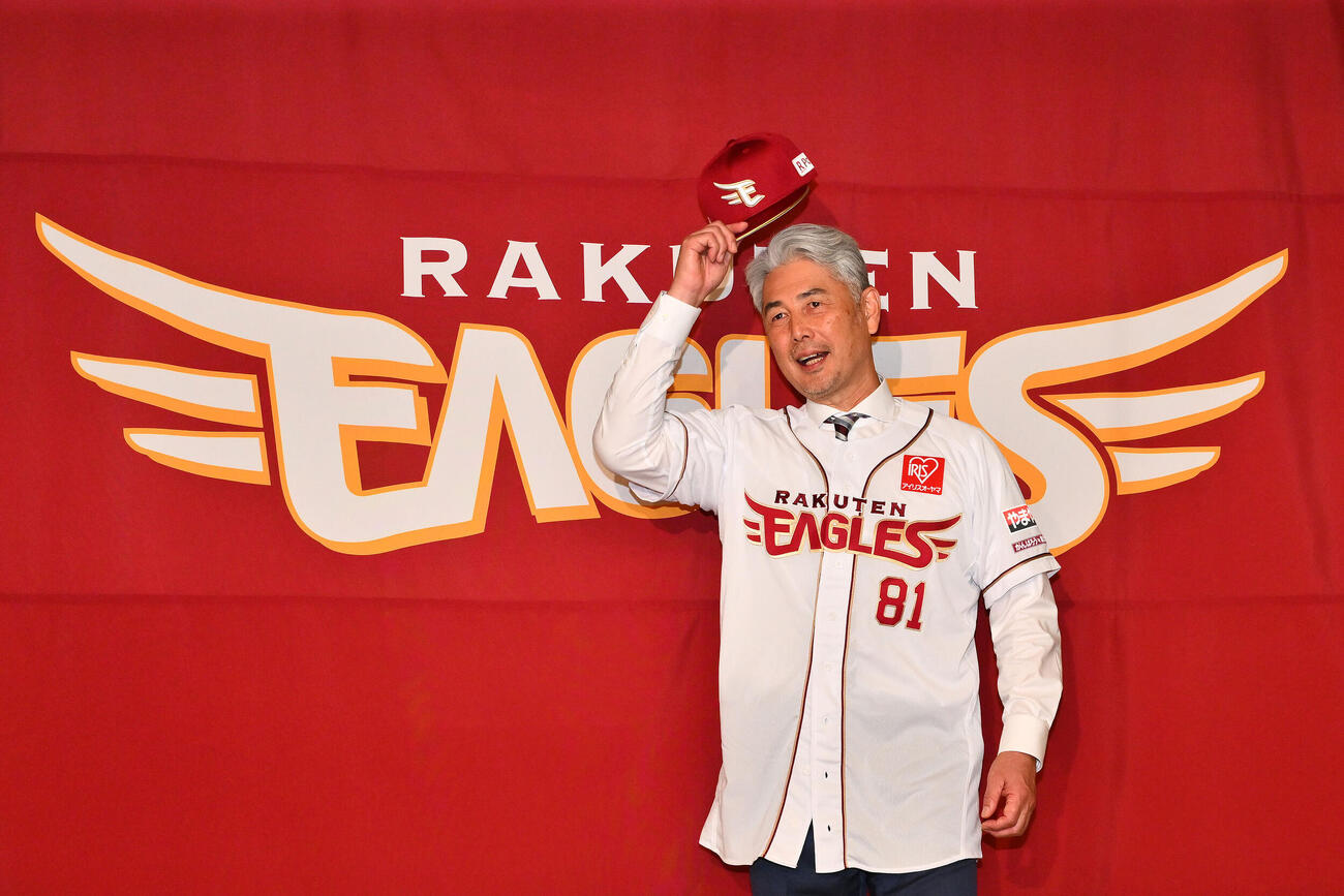 ユニホーム姿で記念撮影する楽天吉井理人新監督（撮影・滝沢徹郎）