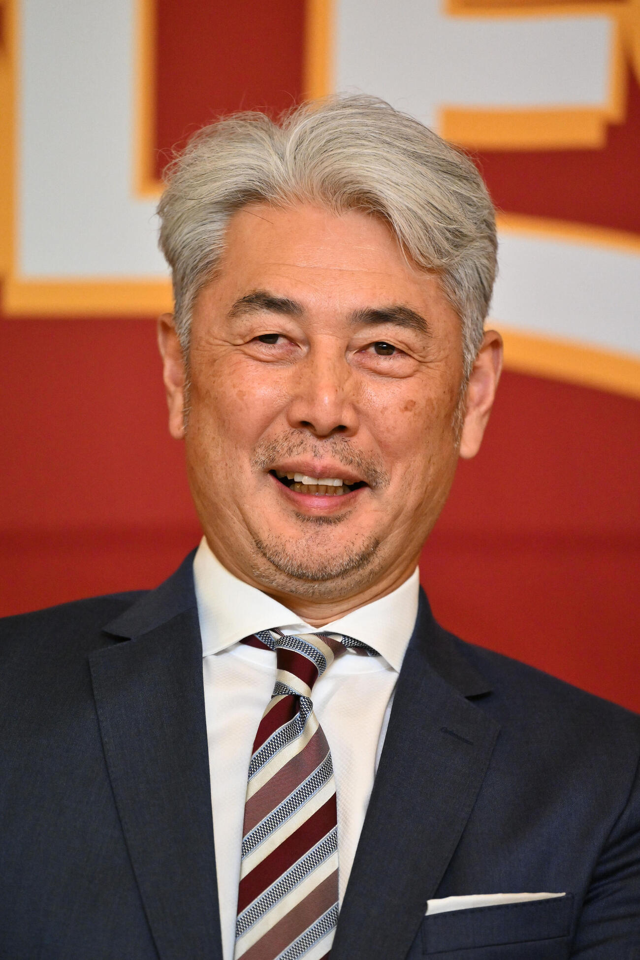 会見する楽天吉井理人新監督（撮影・滝沢徹郎）