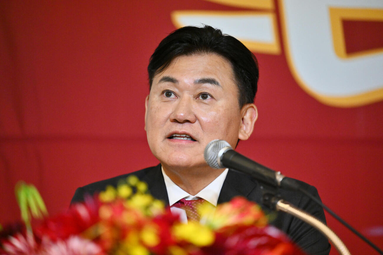 会見する楽天三木谷浩史オーナー（撮影・滝沢徹郎）