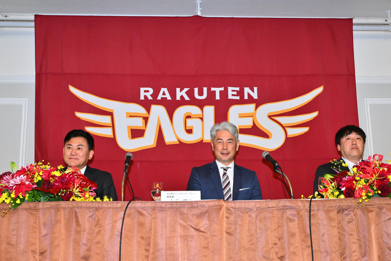 会見に臨む、左から楽天三木谷浩史オーナー、吉井理人新監督、石井一久GM（撮影・滝沢徹郎）