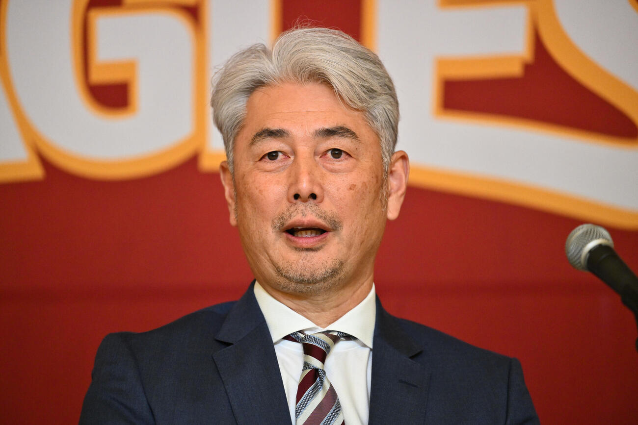 会見する楽天吉井理人新監督（撮影・滝沢徹郎）