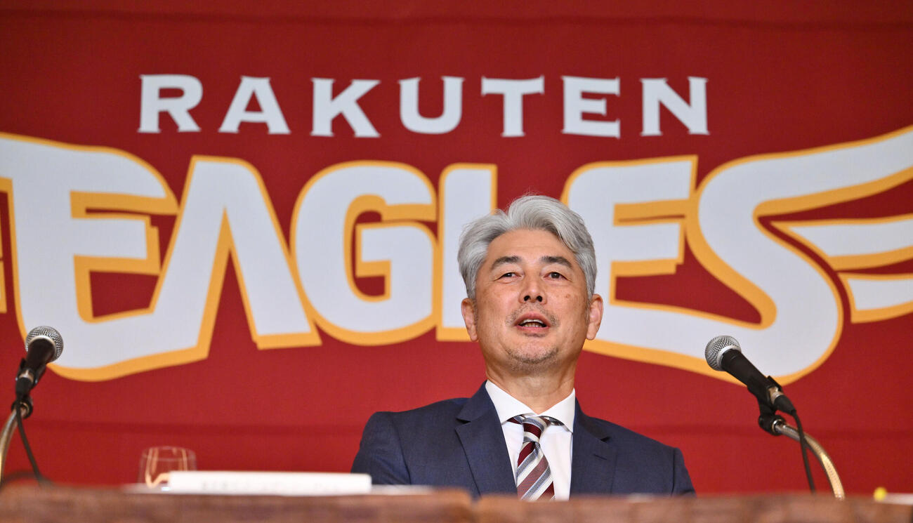会見する楽天吉井理人新監督（撮影・滝沢徹郎）