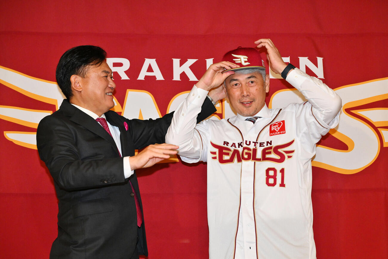 楽天吉井理人新監督（右）は三木谷浩史オーナーから帽子をかぶせてもらう（撮影・滝沢徹郎）