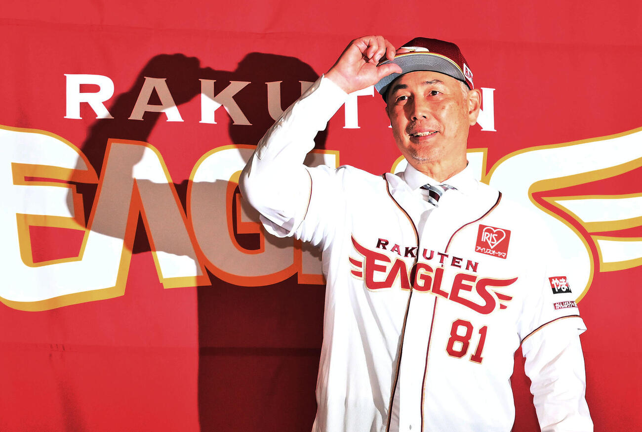 ユニホーム姿で記念撮影する楽天吉井理人新監督（撮影・滝沢徹郎）